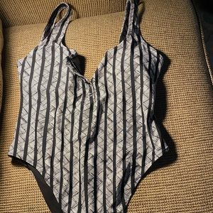 One piece swimsuit 🔲